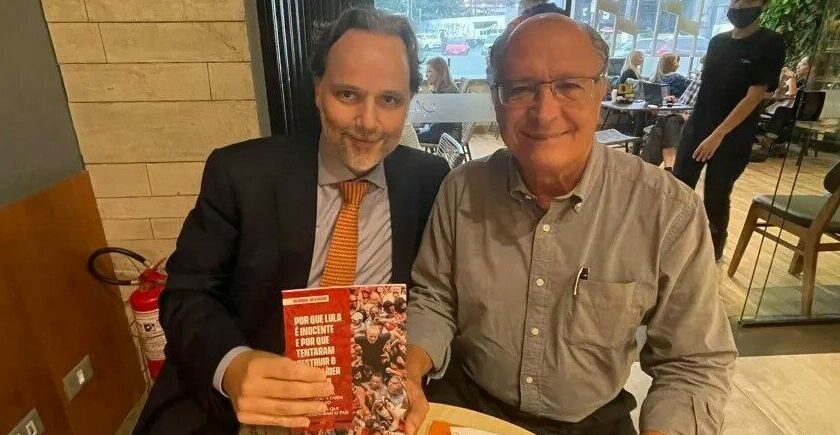 De olho na vaga de vice, Alckmin posa com livro sobre inocência de Lula