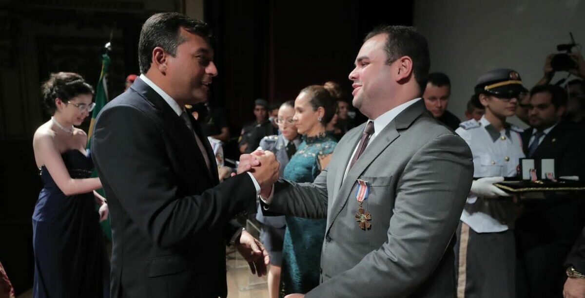 Roberto Cidade recebe Medalha Militar nos 185 anos da PM-AM