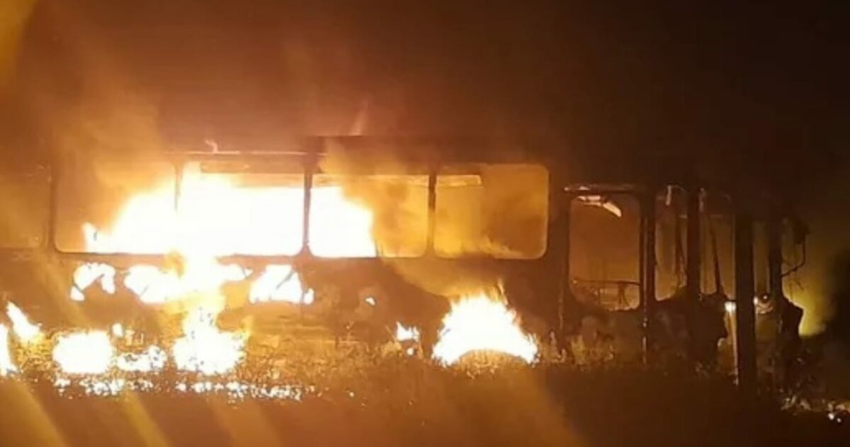 Três ônibus escolares são incendiados em S. Gabriel da Cachoeira