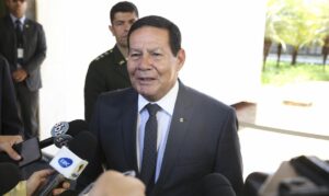 Mourão leva enxurrada de críticas após debochar de crimes da ditadura