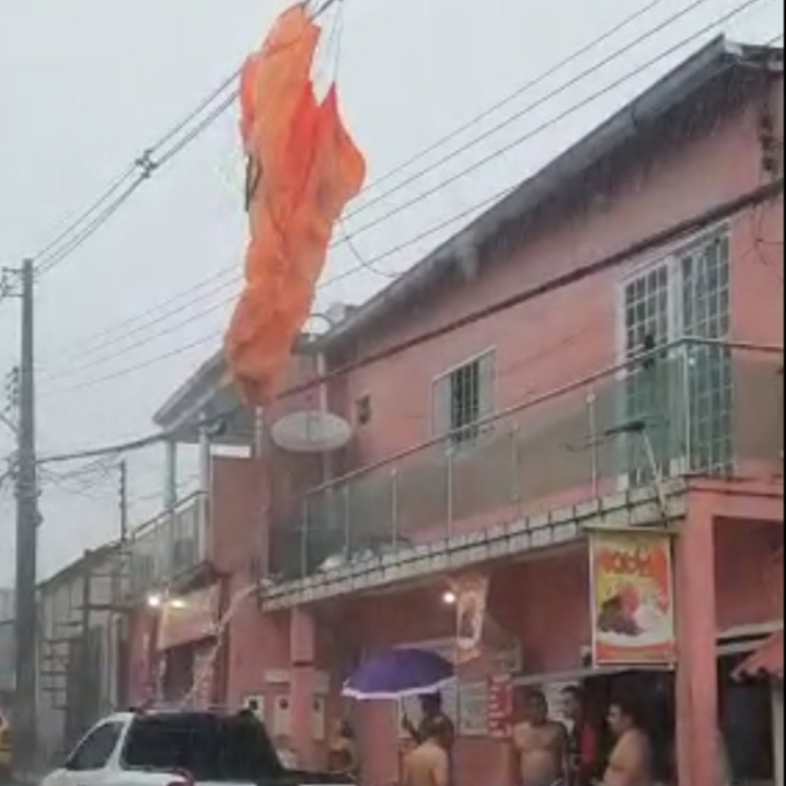 Chuva força paraquedista a fazer pouso de emergência em rua de Manaus