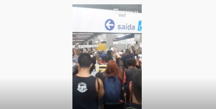 Mulher acusada de racismo em metrô é escoltada pela polícia