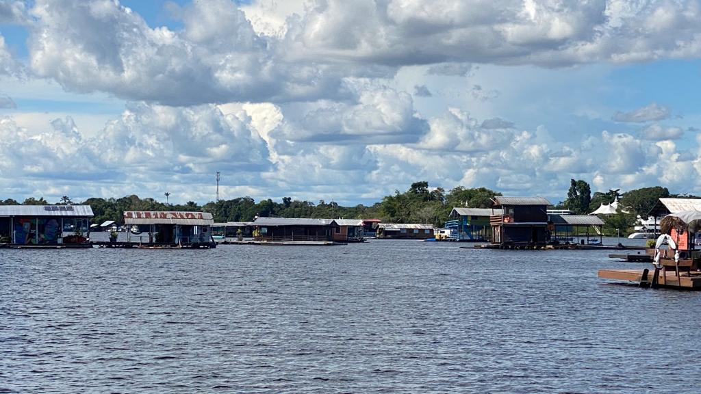 Órgãos querem mais prazo para retirar flutuantes do Tarumã, em Manaus