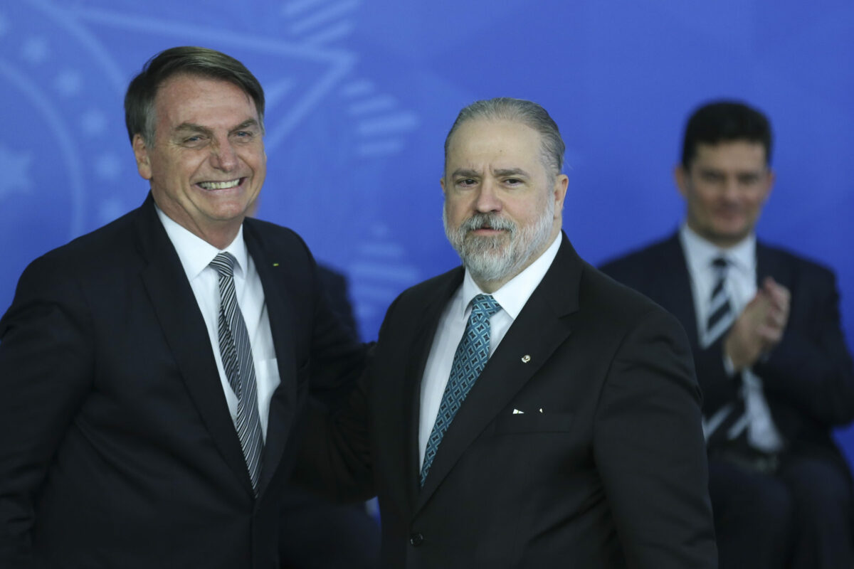 Chega às mãos de Aras terceiro pedido de investigação de Bolsonaro no caso MEC