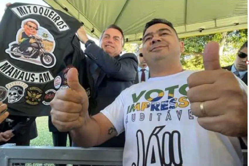 Chefe da nação passeia de moto, sinos dobram na Amazônia