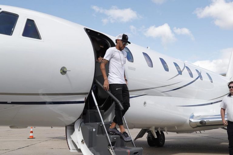 Avião com Neymar e namorada é obrigado a pousar em Roraima