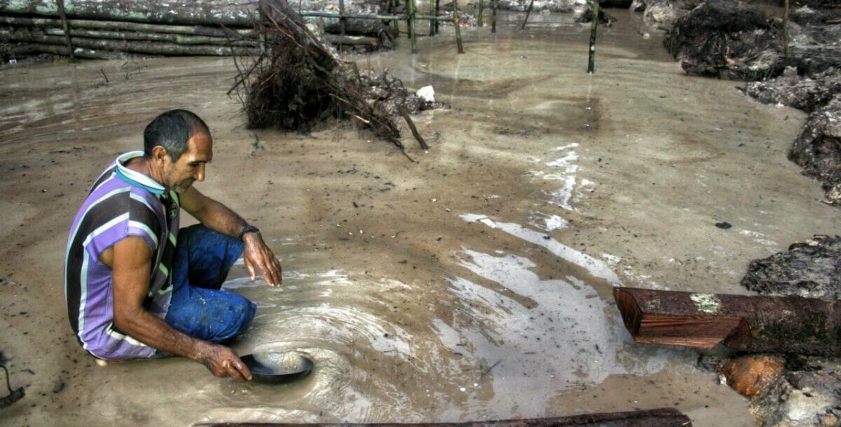 Rios de terras ianomâmis estão 8600% contaminados por mercúrio