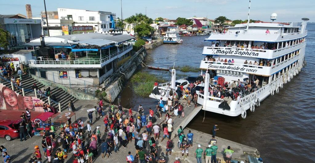Em oito dias, barcos levam 35 mil de Manaus à festa dos bois de Parintins 