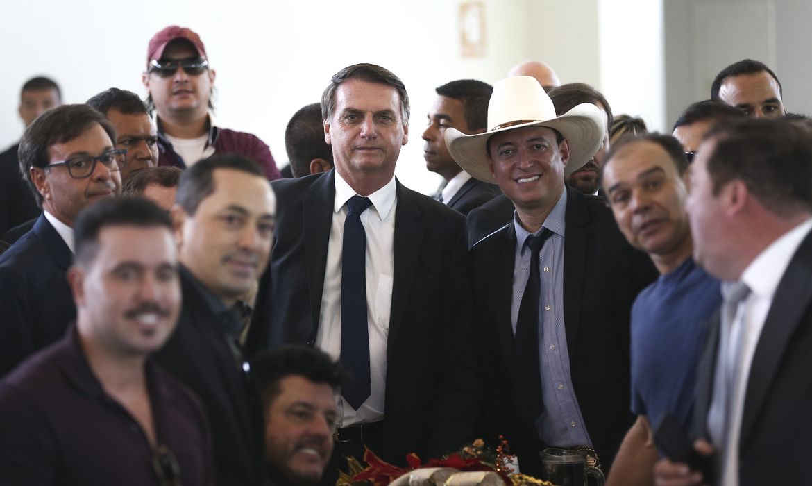 Bolsonaro tenta conquistar votos com sertanejos para sua reeleição