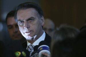 Bolsonaro ataca carta pela democracia e dispara contra ministros do STF