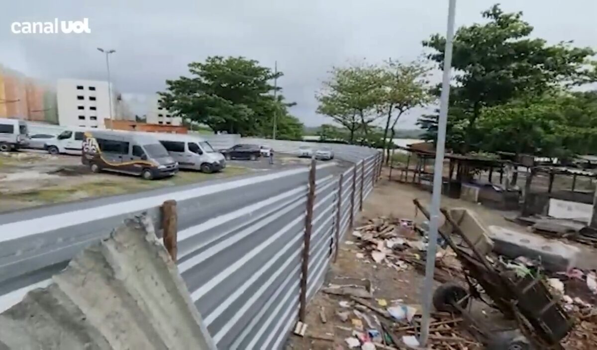 Tapumes escondem favela para Bolsonaro inaugurar obra em Maceió