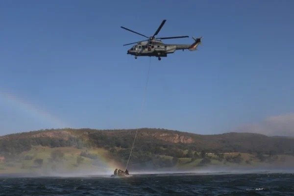 Helicóptero da Marinha faz busca por jornalista britânico e indigenista