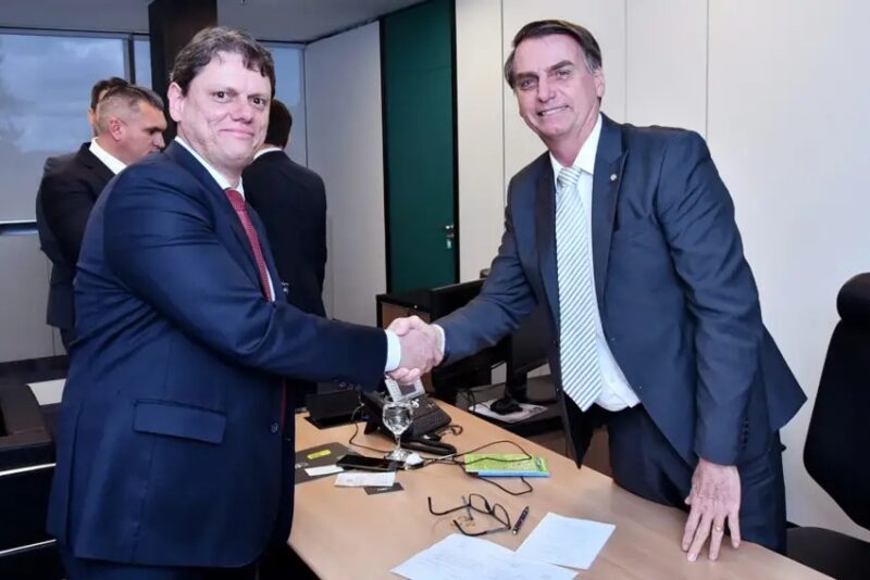 Agora é ex-ministro que diz pôr ‘cara no fogo’ pelo ‘chamuscado’ Bolsonaro