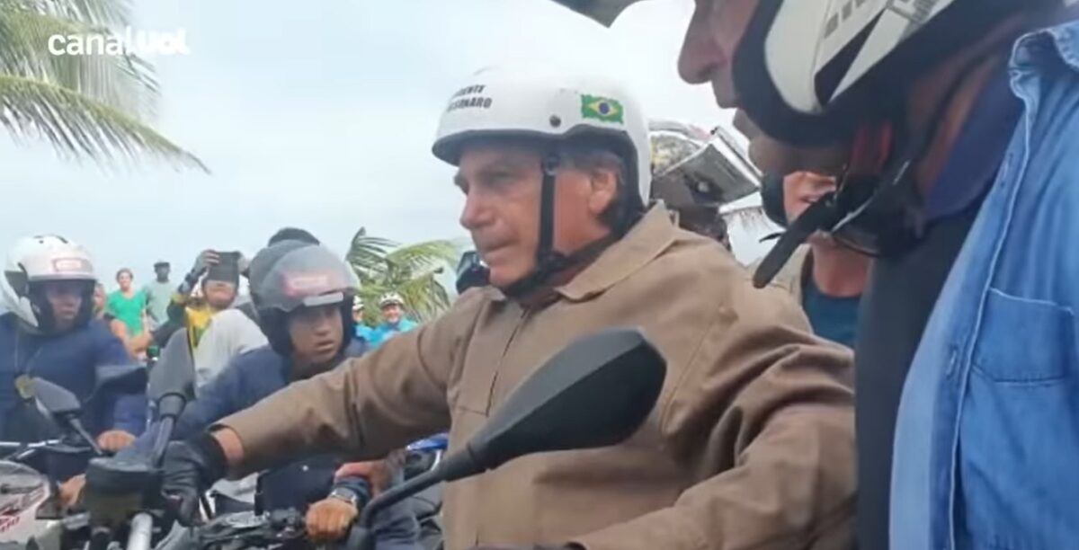 ‘Me deram uma m**a de uma moto’, reclama Bolsonaro em motociata