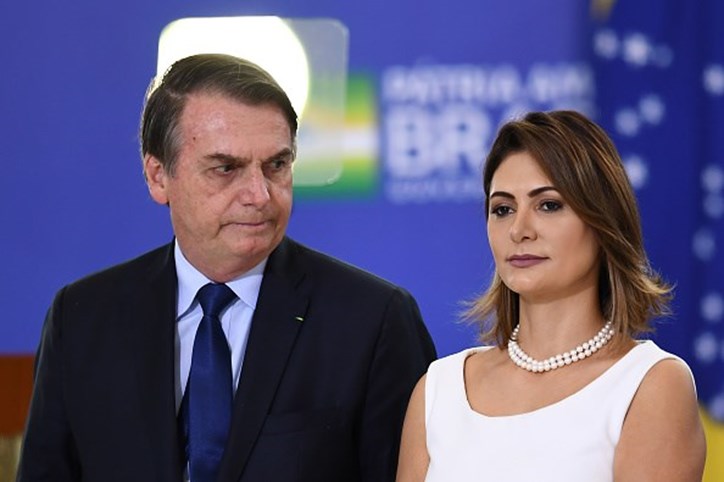 No RS, Bolsonaro incentiva mulher a usar arma ao invés da 'Maria da Penha'