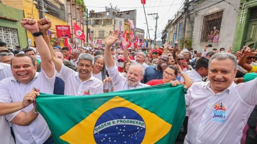 ‘Desfile do povo, não desfile militar’, diz Lula da multidão na Bahia