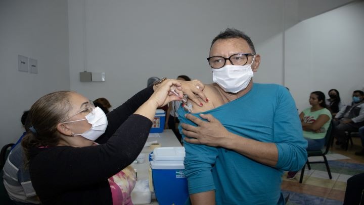 Covid aperta, Manaus amplia postos de vacinação 