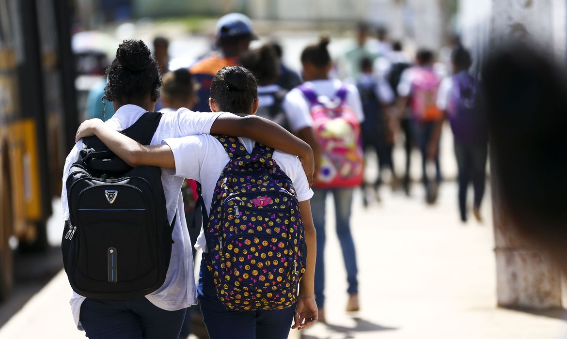 De 47 anos, professor pode ter abusado de 14 alunas de 11 a 13 em Manaus
