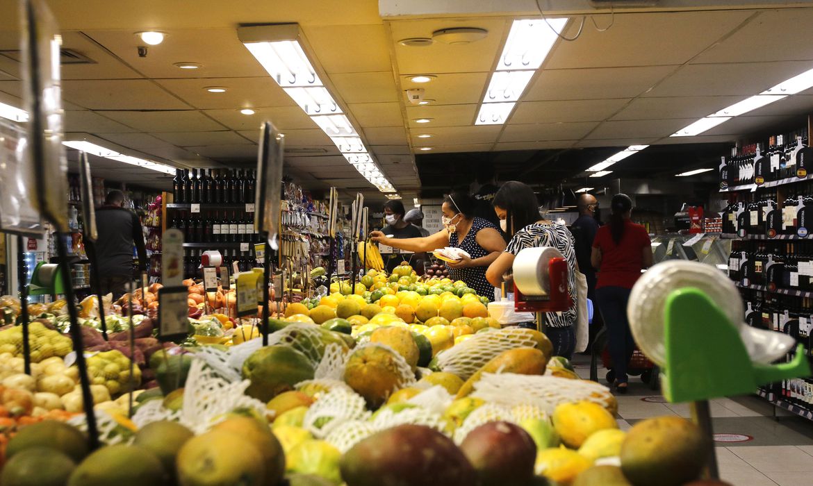 Alimentos puxam inflação no país de 33 milhões que passam fome