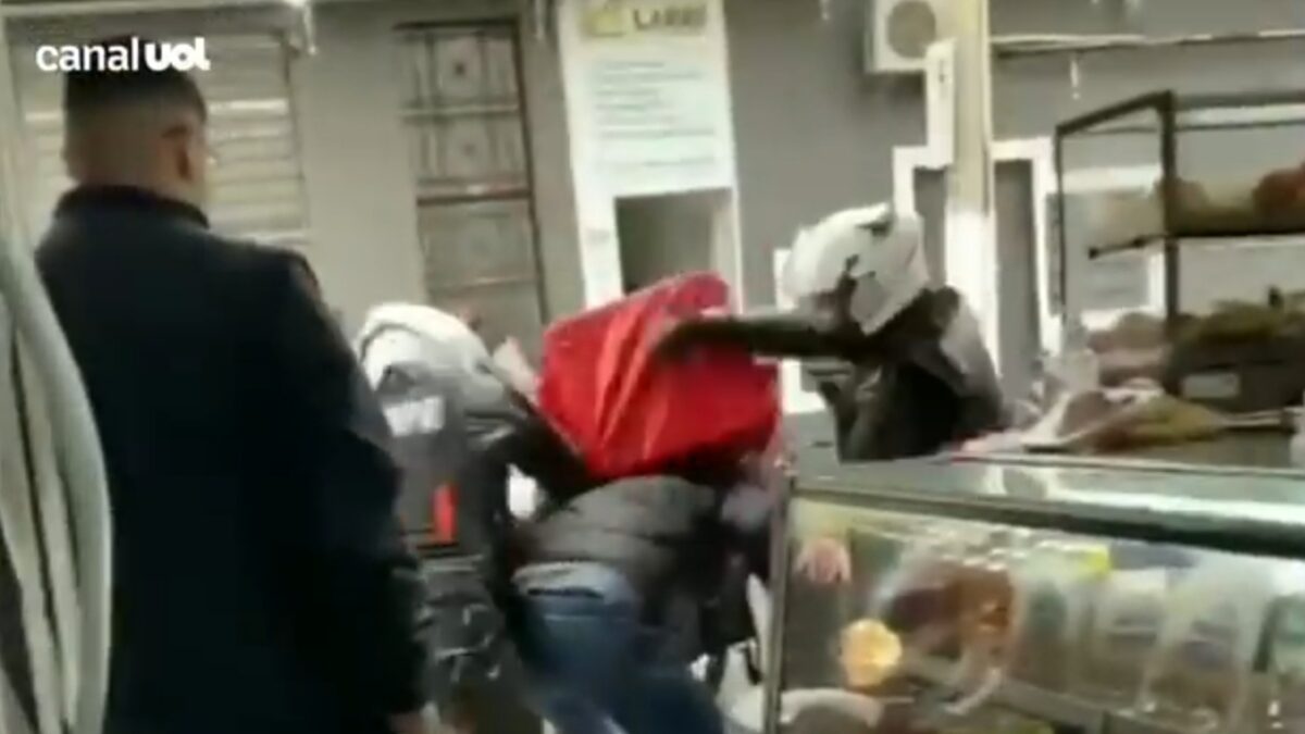 Motoboy é agredido na rua por policiais do Exército e vídeo viraliza