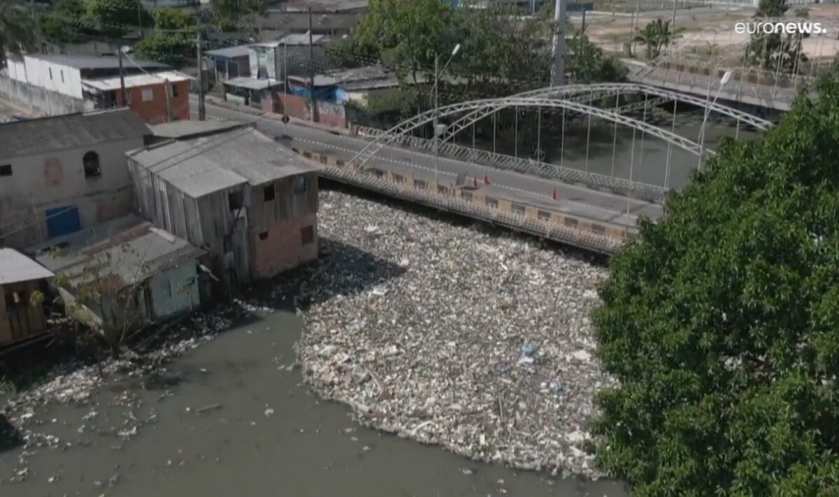 Imagens do igarapé de lixo, comum em Manaus, repercutem na Europa