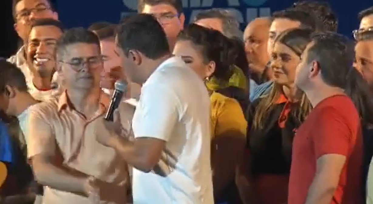 Governador e prefeito celebram sucesso de convenção com cantoria
