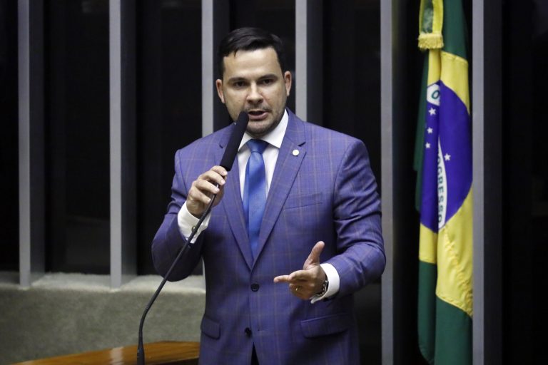 Alberto Neto apoia Bolsonaro e vê politicagem na carta pela democracia
