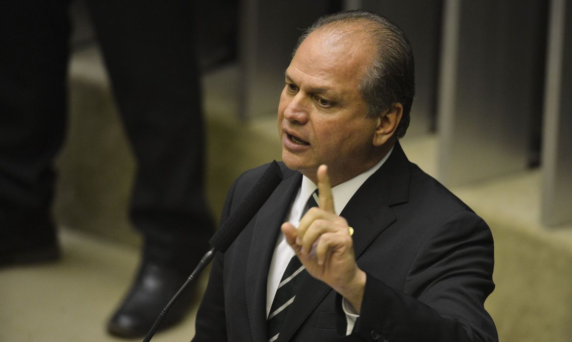 Aliados de Bolsonaro guardam dinheiro embaixo do colchão