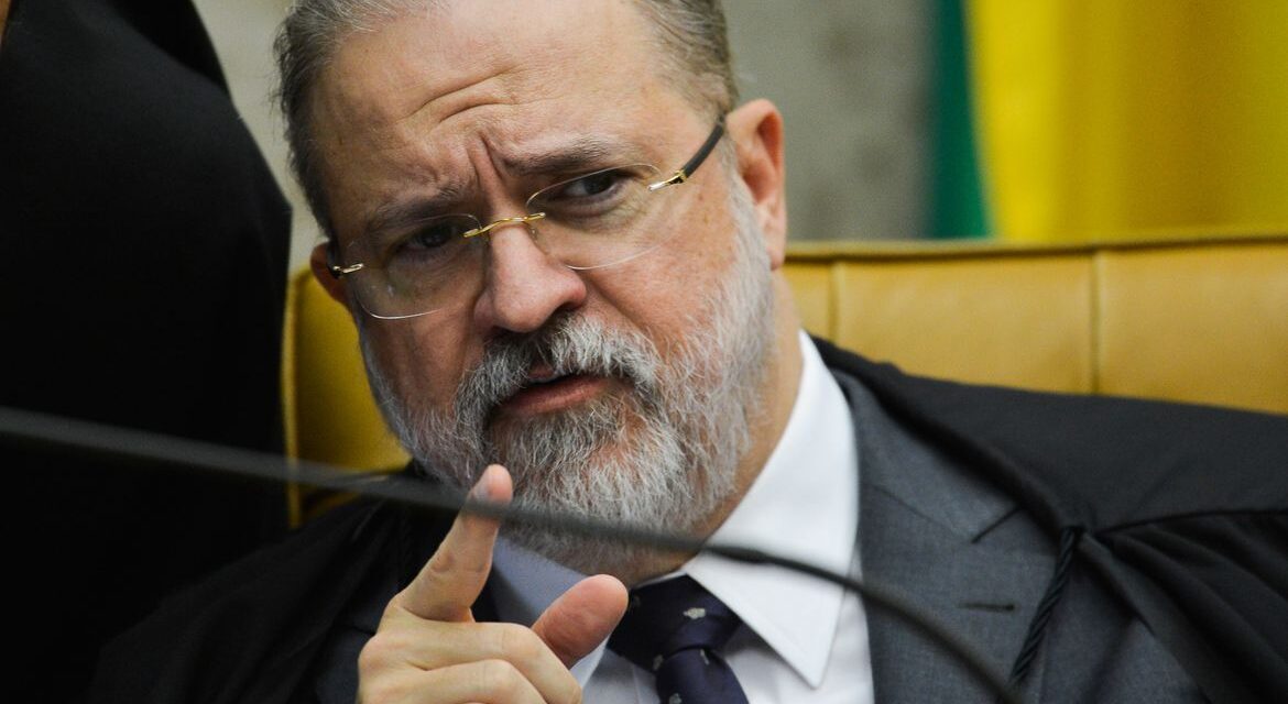 Aras resolve tirar da gaveta acusações contra Bolsonaro na pandemia