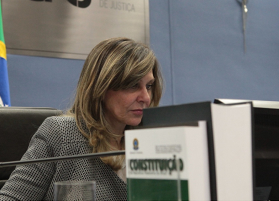 Lindôra, vice de Aras, pede para arquivar caso de Eduardo Bolsonaro