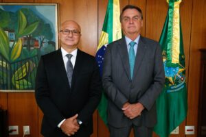 Gritos de Lula saúdam senador de Bolsonaro em Parintins