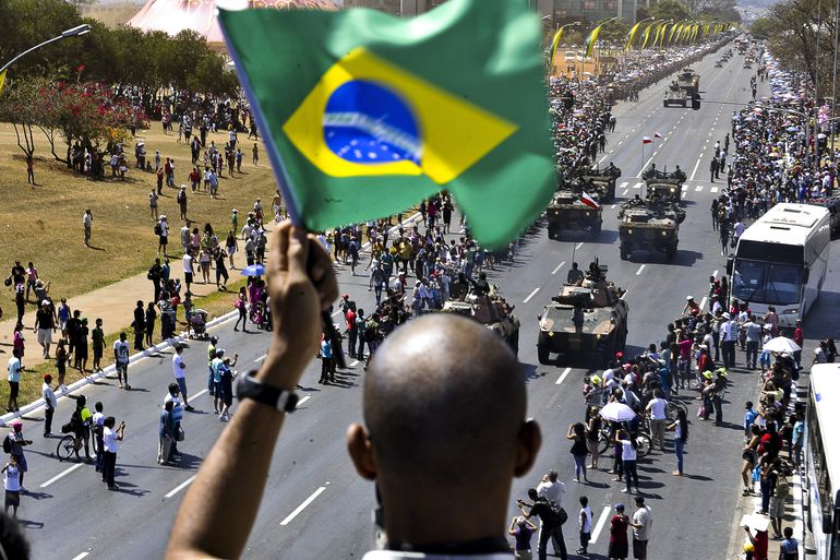Bolsonaro é obrigado a apagar imagens do ‘comício da pátria'
