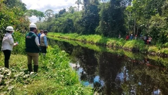 Oleoduto vaza petróleo e polui terra indígena na Amazônia peruana