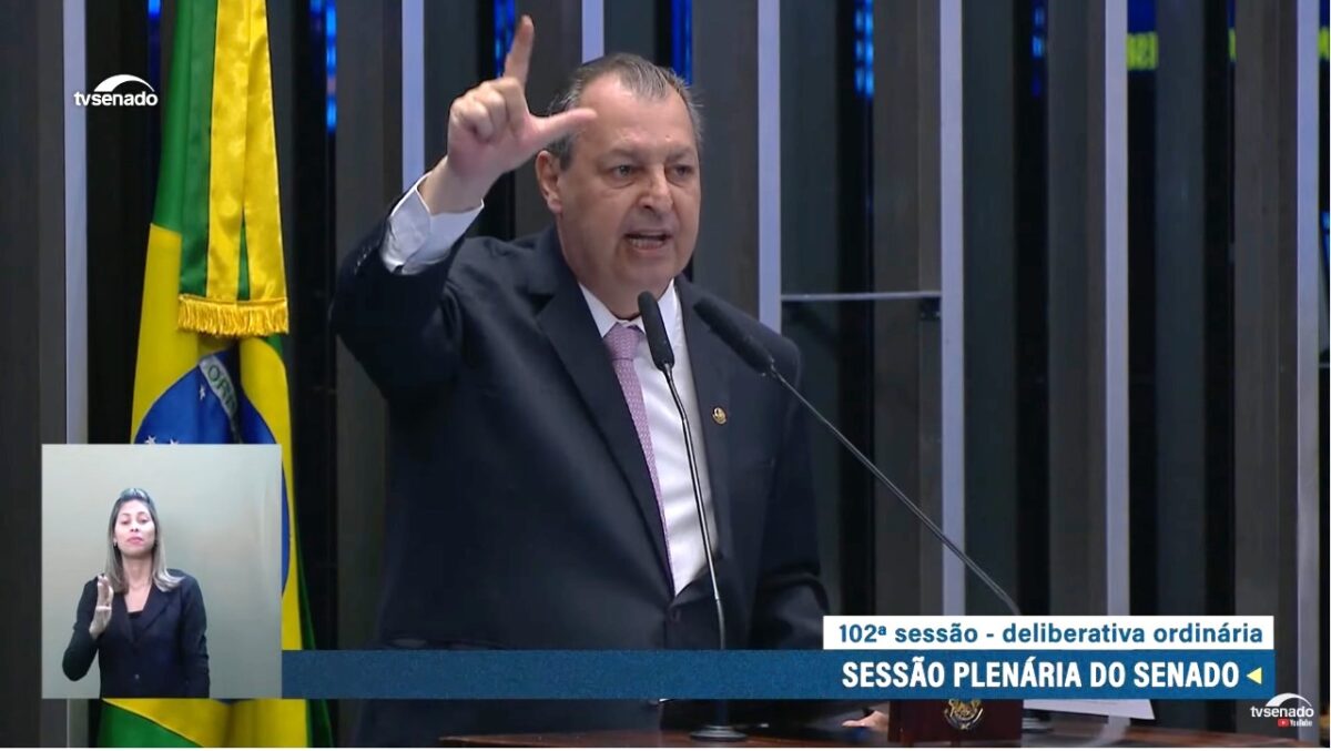 Omar Aziz diz que Bolsonaro tem medo de ser preso