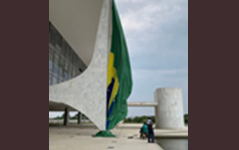 Após 7 dias colocada por Bolsonaro, bandeira nacional se rasga