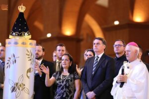 Depois de culto evangélico, Bolsonaro vai à missa em Aparecida