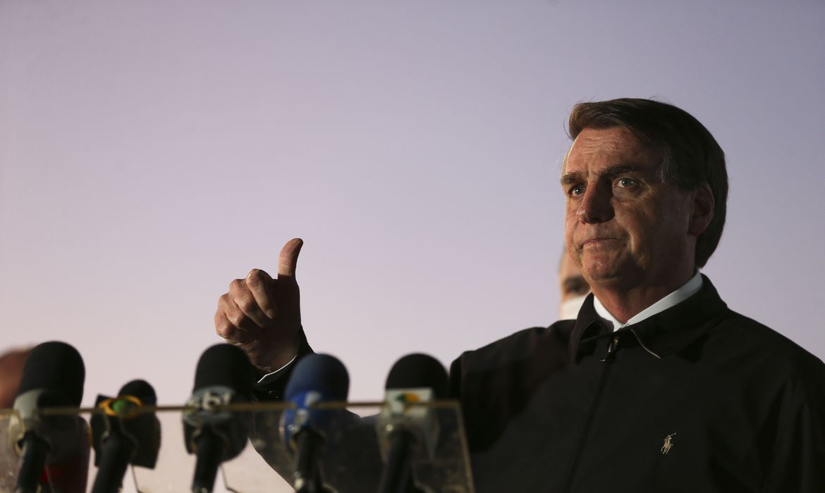 Para atrair indecisos, Bolsonaro pede desculpa pelo jeito de falar
