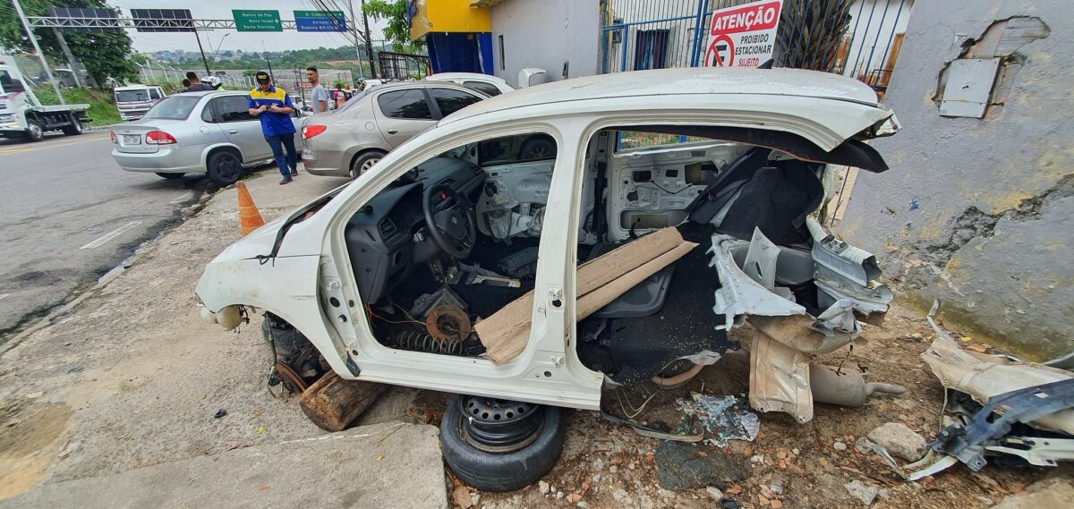 Operação Sucata limpa ruas da zona centro-sul de Manaus de carros abandonados