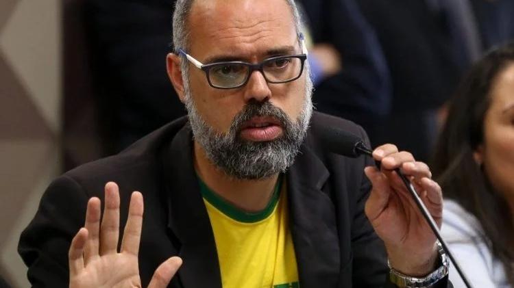 Passaporte cancelado: Moraes decide contra bolsonarista fugitivo