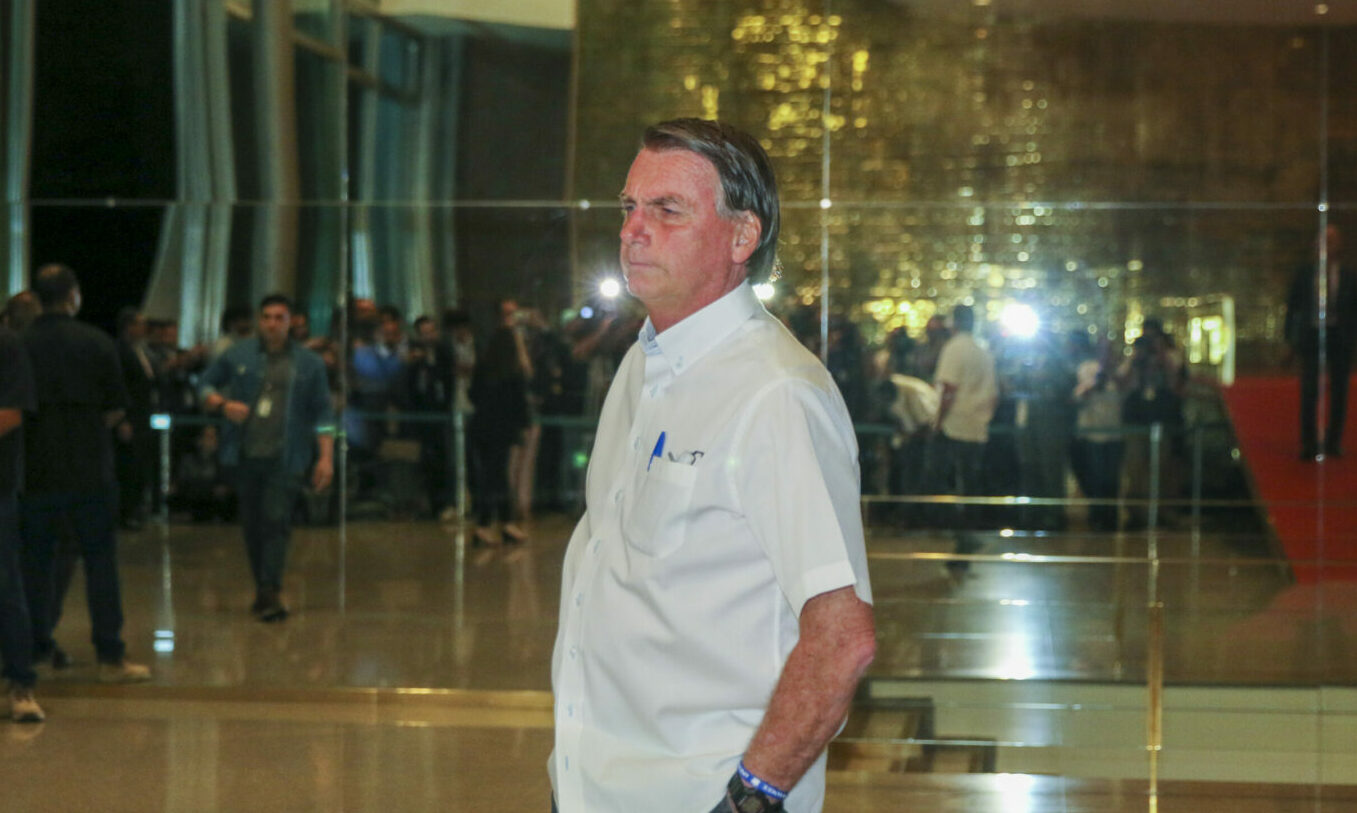 Bolsonaro devolverá 3ª caixa de joias árabes, dizem advogados