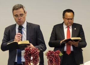 André Mendonça e Silas Câmara lendo a bíblia