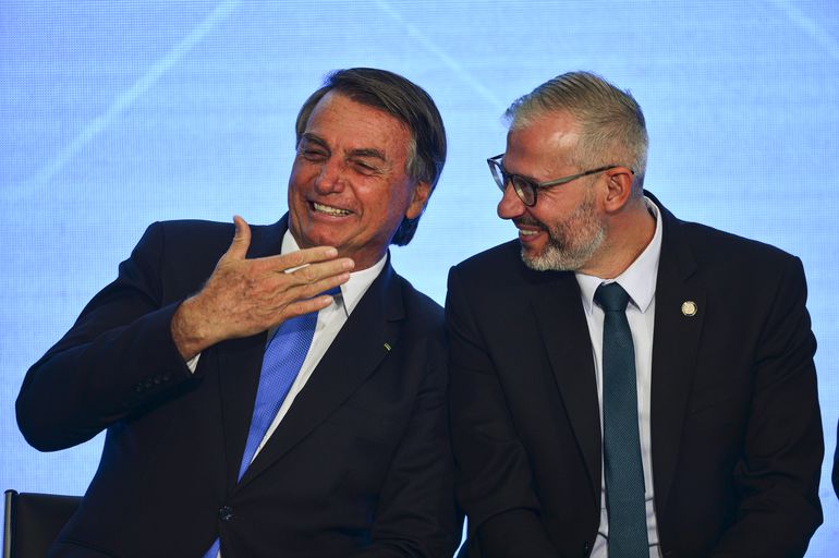 País torcia pelo Brasil, Bolsonaro raspava verba das universidades