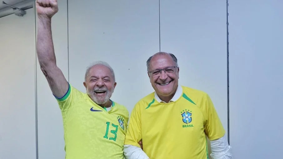 Presidente eleito e o seu vice comemoram vitória do Brasil