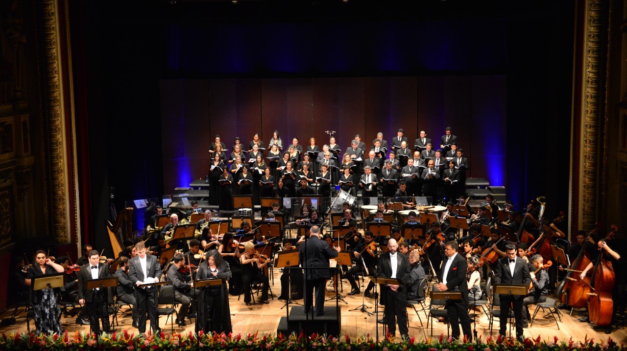 Orquestra e coral festejam 25 anos com show no Teatro Amazonas