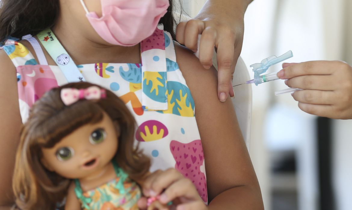 Após quatro meses, governo vacina de covid só 5% das crianças