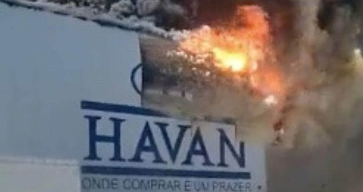 Loja do bolsonarista 'véio da Havan' é consumida pelo fogo na Bahia