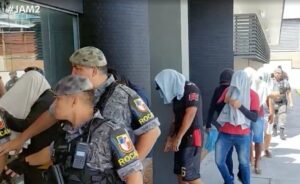 Site vaza fotos dos supostos policiais da chacina em Manaus