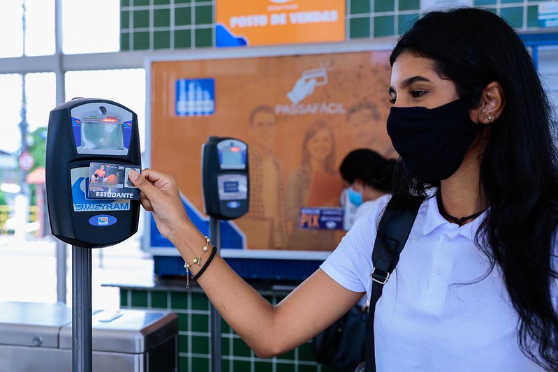 Governador e prefeito renovam e ampliam passe-livre estudantil em Manaus