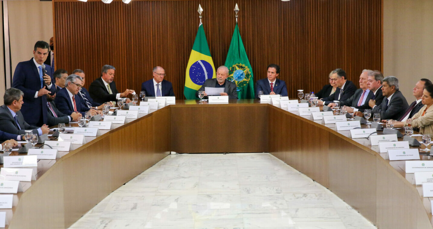 A governadores, Lula anuncia que quer 100 aeroportos em pequenas cidades