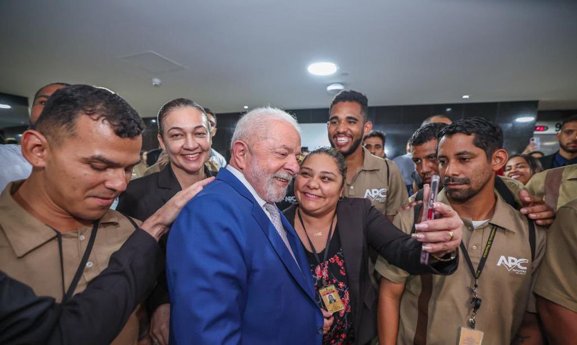 Lula arranca ao terceiro mandato com 54% de confiança do brasileiro